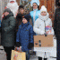 • Заводоуковская школьница Дарья Фоминцева запомнит на всю жизнь встречу с сенатором Павлом Таракановым (справа). Девочка поделилась своей мечтой на официальном сайте «Ёлка желаний» и попросила ноутбук. Поздравить с Новым годом многодетную семью  Фоминцевы - Zavodoukovsk.Online