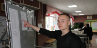 Владислав Горячев, выпускник городской школы  № 2, мечтает стать медиком. Парень уверен в своих силах и не сомневается, что справился с экзаменом по химии. / Фото автора - Zavodoukovsk.Online